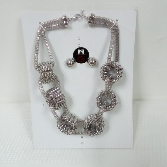 Deja Vous Jewelry - NWT Silver Statement Necklace Set Deja Vous Jewelry - NWT Silver Statement Necklace Set
